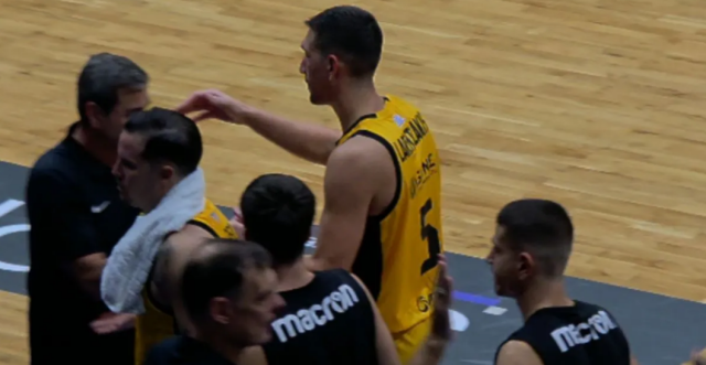 Ο Λαρεντζάκης απέφυγε τη χειραψία με τον Μπαρτζώκα μετά το τέλος του ΑΕΚ-Ολυμπιακός για το Super Cup Ελλάδας, δείτε βίντεο