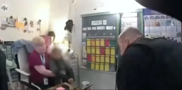 «Θέλετε να τα βάλετε μαζί μου; Άντε γαμ@@@ε»: 6χρονος στις ΗΠΑ απείλησε αστυνομικούς αφού είχε πυροβολήσει την δασκάλα του, δείτε βίντεο
