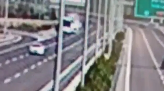Συγκλονιστικό βίντεο από τροχαίο με 11 νεκρούς στην Τουρκία: Οδηγός λεωφορείου έκανε όπισθεν σε αυτοκινητόδρομο και φορτηγό έπεσε πάνω του