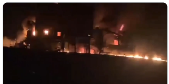 Στις φλόγες δεξαμενόπλοιο με 2 εκατ. βαρέλια πετρελαίου μετά από πρόσκρουση σε νάρκη στα Στενά του Ορμούζ