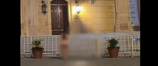 Σάλος στη Βηρυτό για ημίγυμνη γυναίκα μπροστά από τέμενος, έκανε live στο TikTok, δείτε βίντεο