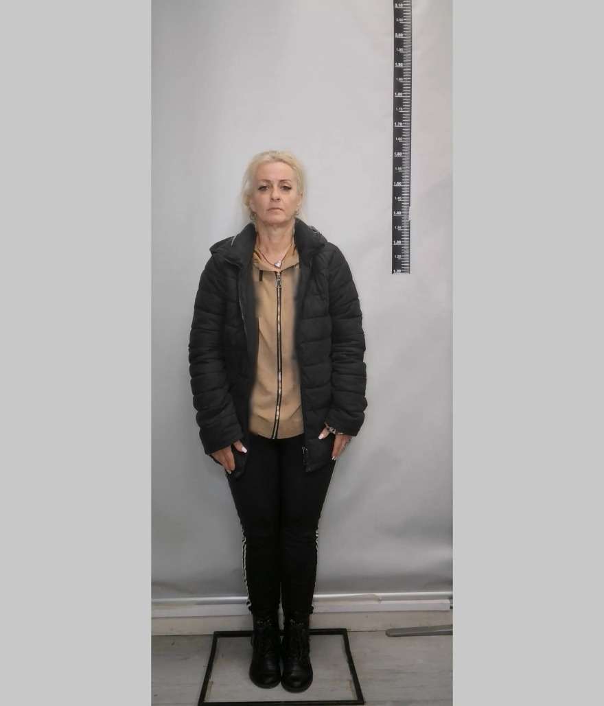 Μέγαρα: Αυτή είναι η «καφετζού» και οι συνεργοί της που απέσπασαν 850.000 ευρώ από 72χρονο