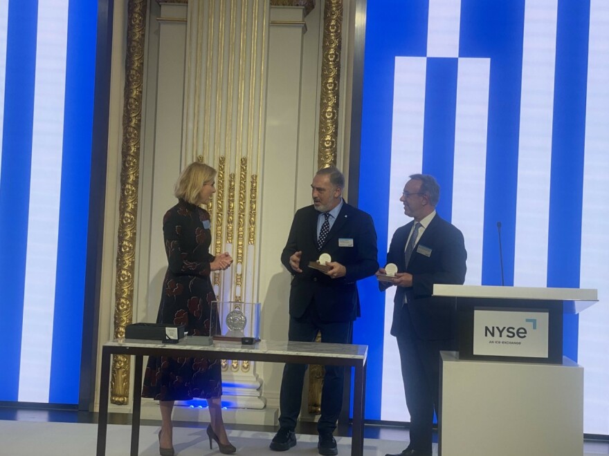 Capital Link Forum: Στα χρώματα της Ελλάδας «ντύθηκε» η Wall Street – Σταϊκούρας και Τσάκος χτύπησαν το καμπανάκι του κλεισίματος