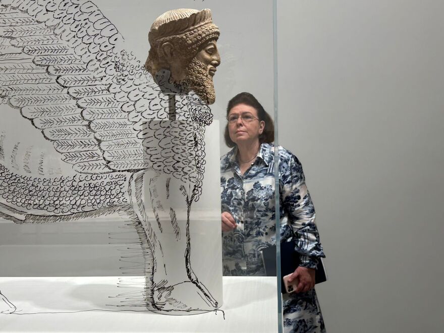 Μουσείο Ακρόπολης: Ακρωτηριασμένες αρχαιότητες και σύγχρονα έργα τέχνης συνομιλούν στην έκθεση του Michael Rakowitz