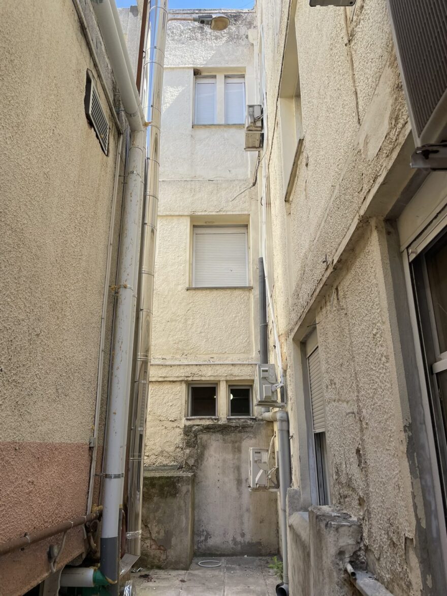 Κιλκίς: Νεαρός ασθενής έκανε βουτιά στο κενό από τον δεύτερο όροφο νοσοκομείου