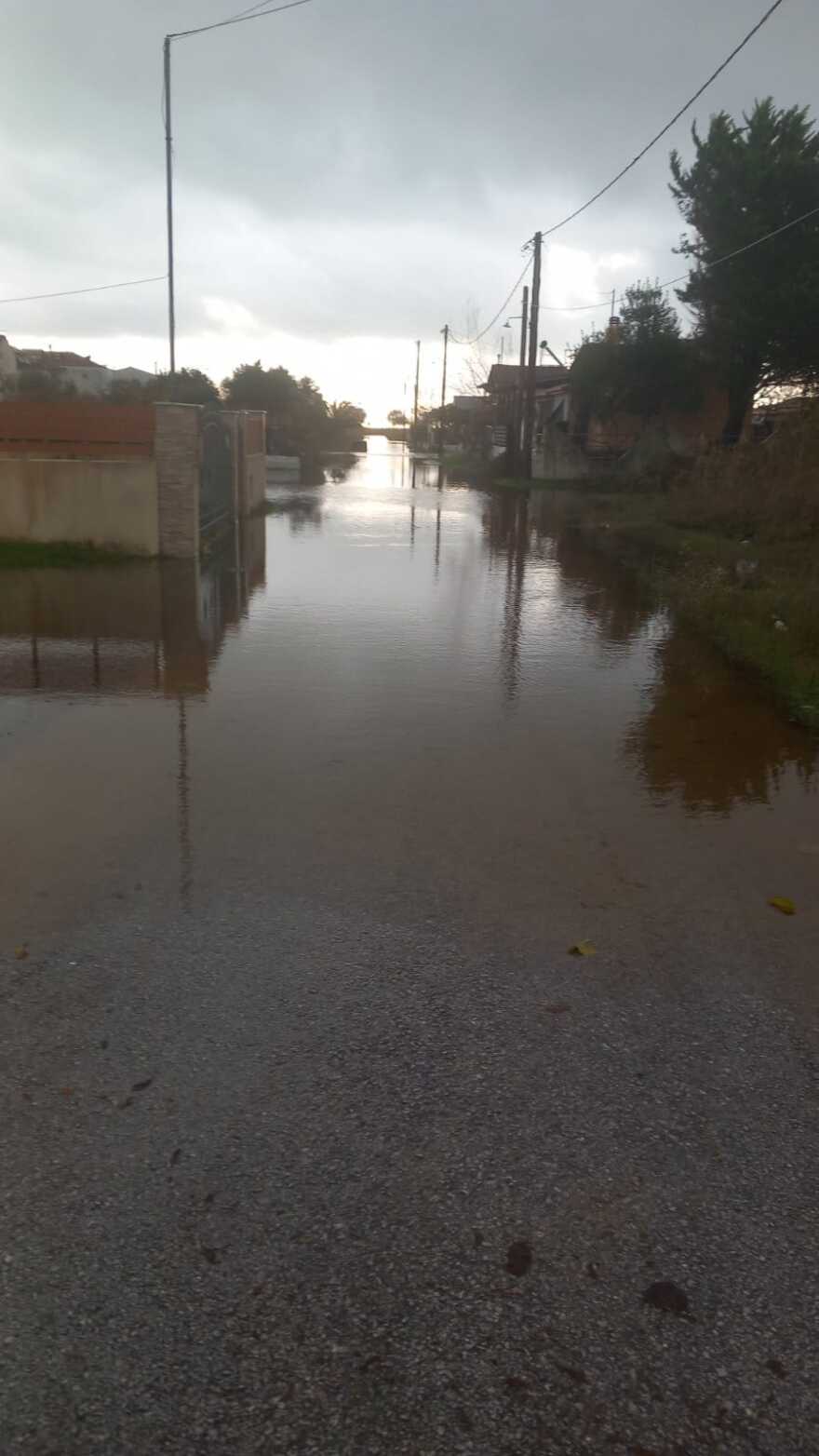 Υπερχείλισε ο ποταμός Ενιπέας, 112 για εκκένωση σε οικισμό προς τα Φάρσαλα και για ετοιμότητα σε ακόμα 4 περιοχές