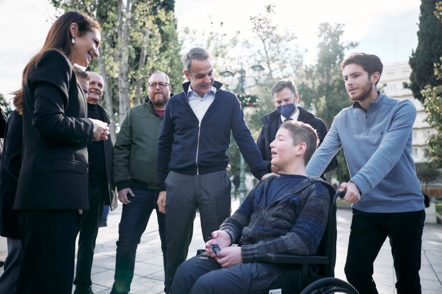 Ο Μητσοτάκης είδε από κοντά τις βελτιωμένες παροχές που εξασφαλίζει η νέα πλαστική Κάρτα Αναπηρίας στο μετρό της Αθήνας, δείτε βίντεο