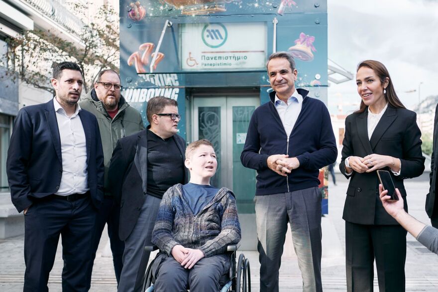 Ο Μητσοτάκης είδε από κοντά τις βελτιωμένες παροχές που εξασφαλίζει η νέα πλαστική Κάρτα Αναπηρίας στο μετρό της Αθήνας, δείτε βίντεο