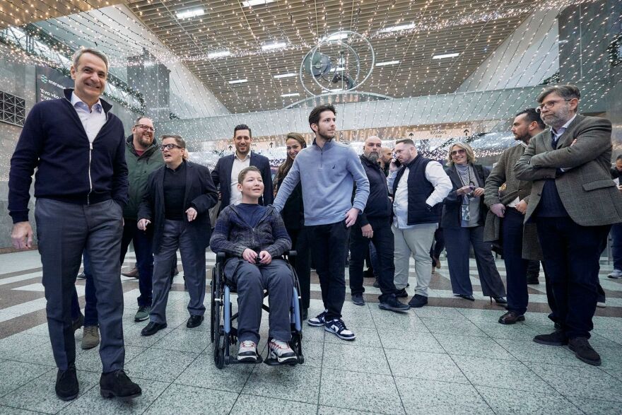 Ο Μητσοτάκης είδε από κοντά τις βελτιωμένες παροχές που εξασφαλίζει η νέα πλαστική Κάρτα Αναπηρίας στο μετρό της Αθήνας, δείτε βίντεο