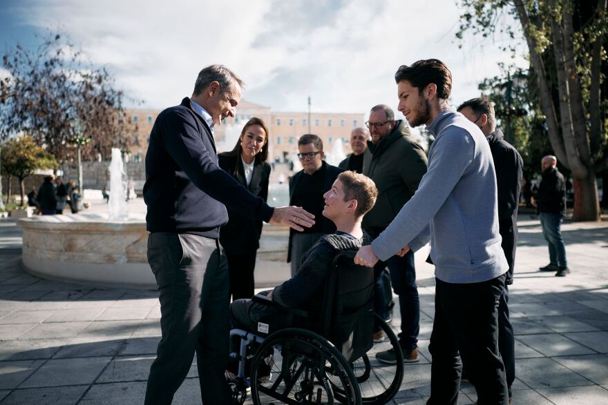 Ο Μητσοτάκης είδε από κοντά τις βελτιωμένες παροχές που εξασφαλίζει η νέα πλαστική Κάρτα Αναπηρίας στο μετρό της Αθήνας, δείτε βίντεο