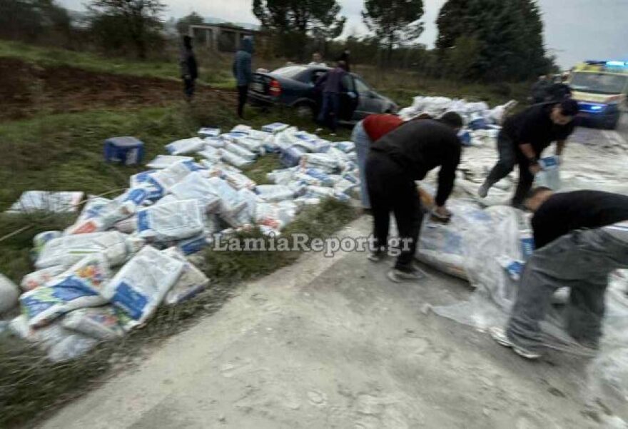 Νταλίκα εξετράπη της πορείας της στην ε.ο. Θηβών – Σχηματαρίου, έπεσαν τσιμέντα και ορυκτέλαια στον δρόμο, δείτε φωτογραφίες