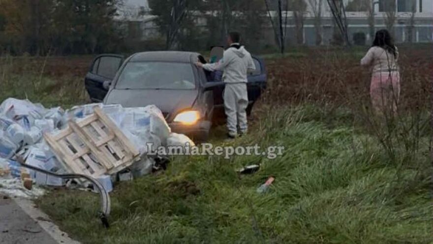 Νταλίκα εξετράπη της πορείας της στην ε.ο. Θηβών – Σχηματαρίου, έπεσαν τσιμέντα και ορυκτέλαια στον δρόμο, δείτε φωτογραφίες