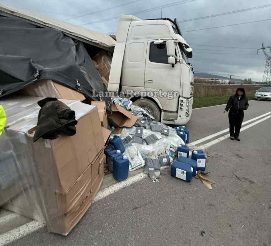 Νταλίκα εξετράπη της πορείας της στην ε.ο. Θηβών – Σχηματαρίου, έπεσαν τσιμέντα και ορυκτέλαια στον δρόμο, δείτε φωτογραφίες