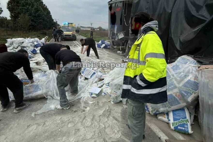 Νταλίκα εξετράπη της πορείας της στην ε.ο. Θηβών – Σχηματαρίου, έπεσαν τσιμέντα και ορυκτέλαια στον δρόμο, δείτε φωτογραφίες