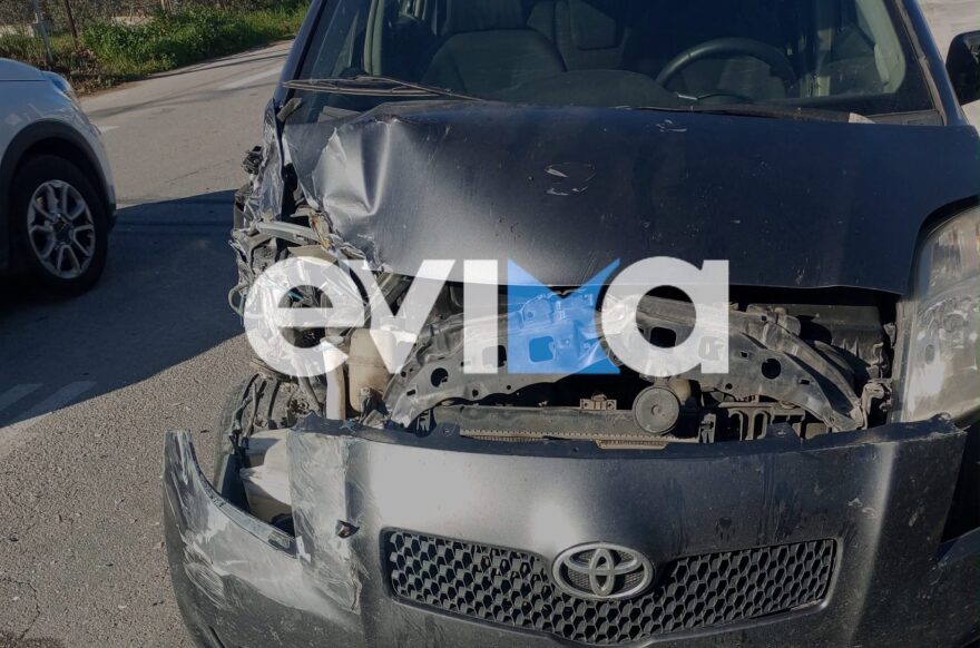 Εύβοια: Αγροτικό αναποδογύρισε στη μέση του δρόμου μετά από τροχαίο, δείτε φωτογραφίες