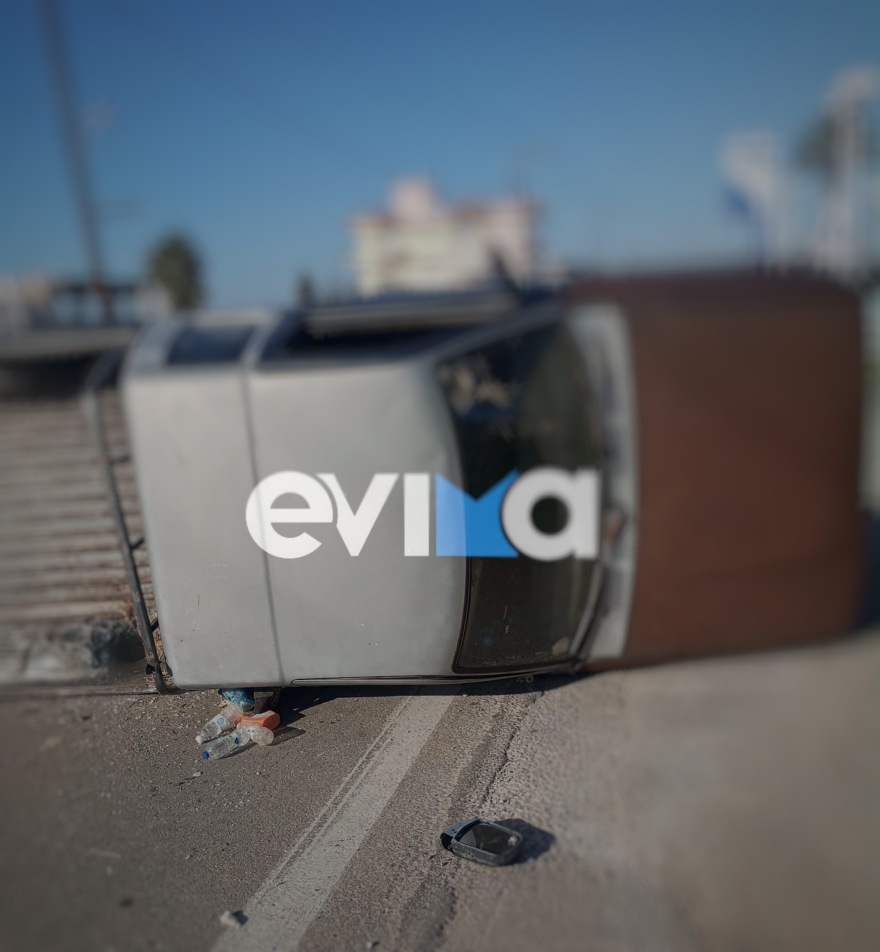 Εύβοια: Αγροτικό αναποδογύρισε στη μέση του δρόμου μετά από τροχαίο, δείτε φωτογραφίες