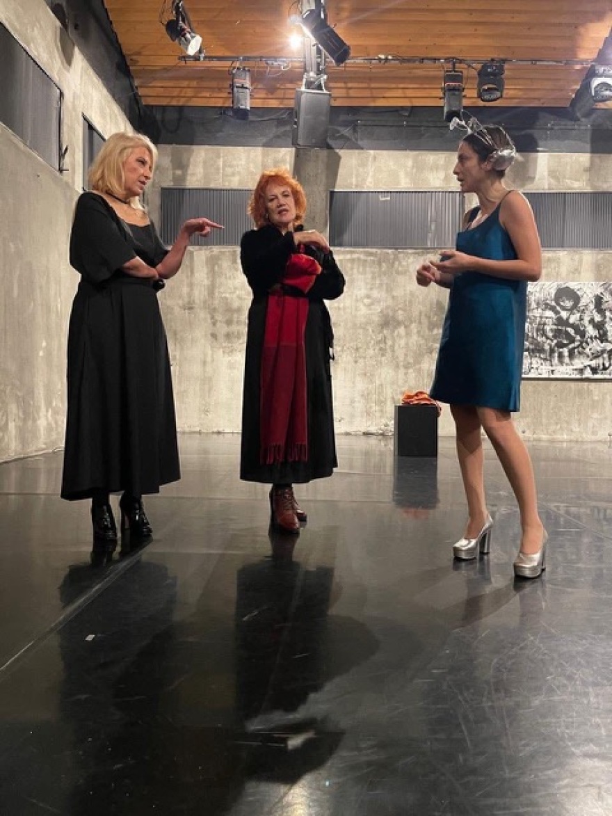 Οι πολιτικοί… αλλιώς τις ημέρες των γιορτών: Από το σκι μέχρι το θεατρικό σανίδι και τις αγκαλιές στην παραλία
