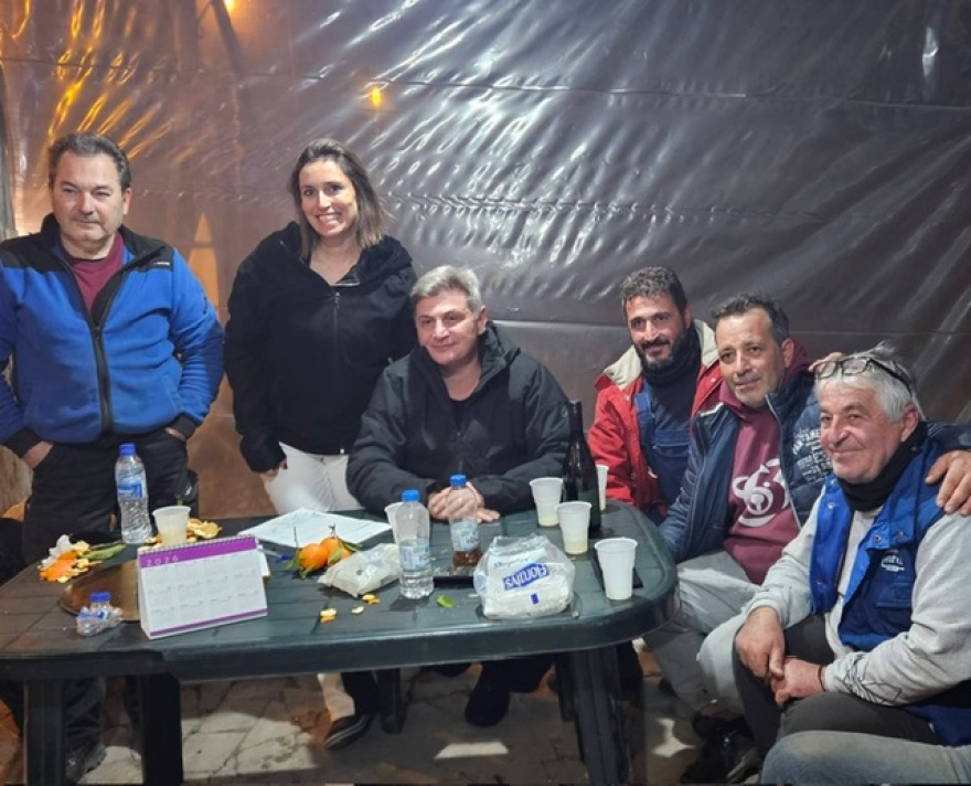 Οι πολιτικοί… αλλιώς τις ημέρες των γιορτών: Από το σκι μέχρι το θεατρικό σανίδι και τις αγκαλιές στην παραλία
