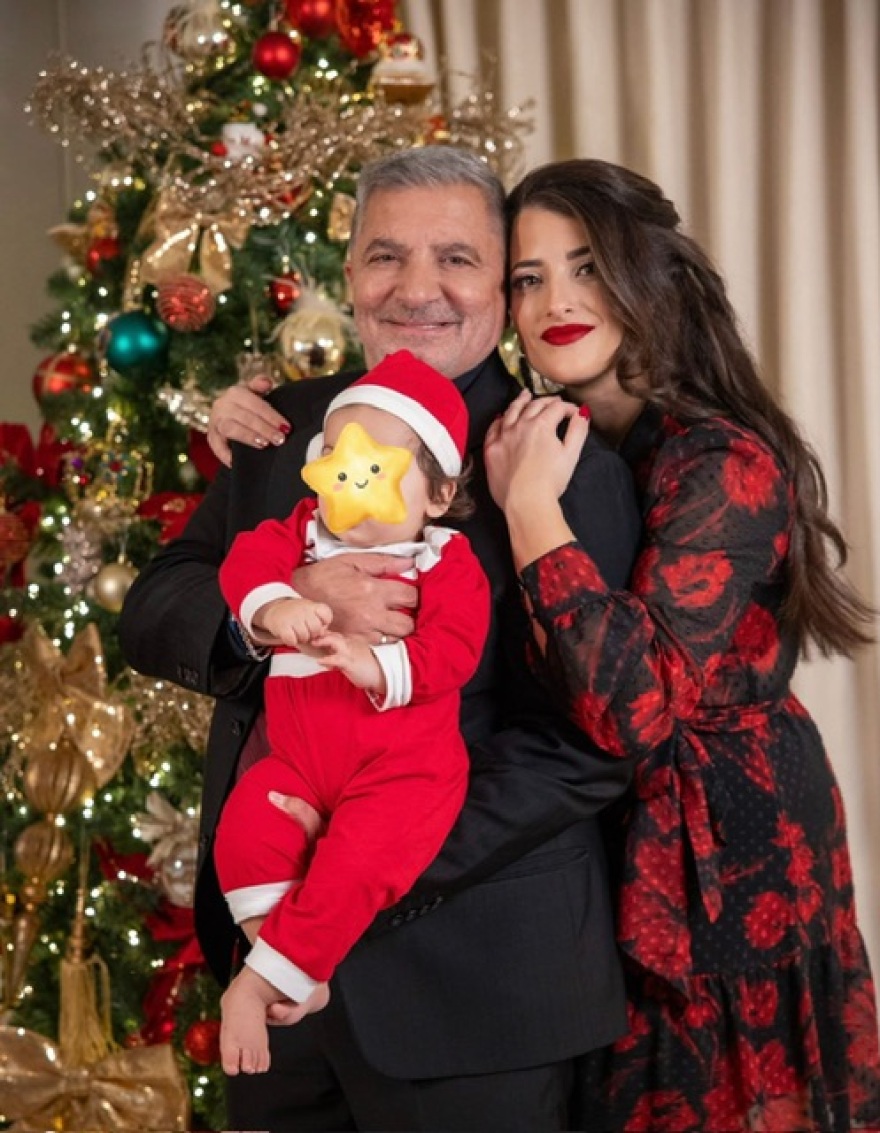 Οι πολιτικοί… αλλιώς τις ημέρες των γιορτών: Από το σκι μέχρι το θεατρικό σανίδι και τις αγκαλιές στην παραλία
