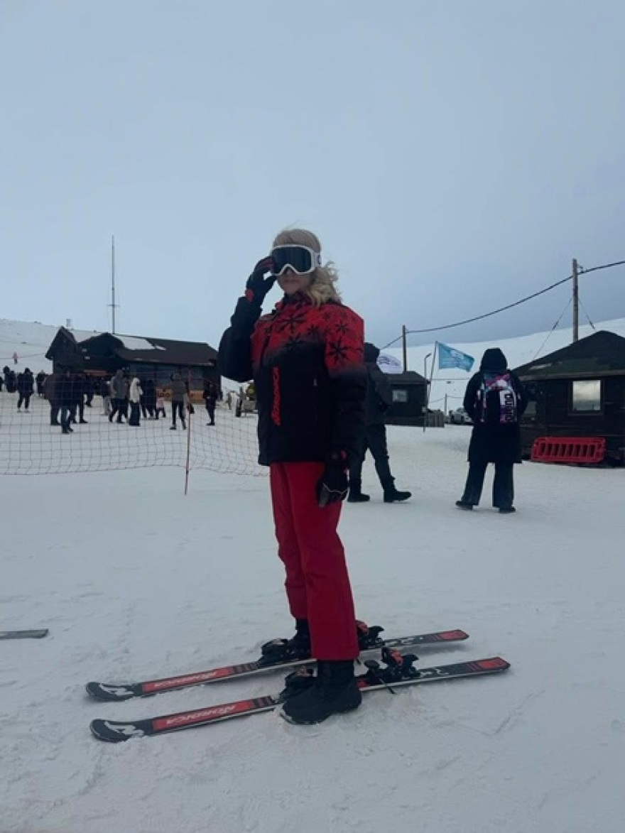 Οι πολιτικοί… αλλιώς τις ημέρες των γιορτών: Από το σκι μέχρι το θεατρικό σανίδι και τις αγκαλιές στην παραλία
