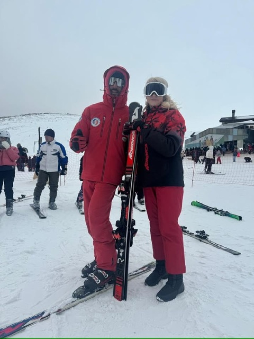 Οι πολιτικοί… αλλιώς τις ημέρες των γιορτών: Από το σκι μέχρι το θεατρικό σανίδι και τις αγκαλιές στην παραλία
