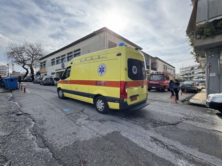 Αυτοκίνητο έπεσε πάνω σε δέντρο έξω από δημοτικό σχολείο στο Αγρίνιο, δείτε φωτογραφίες