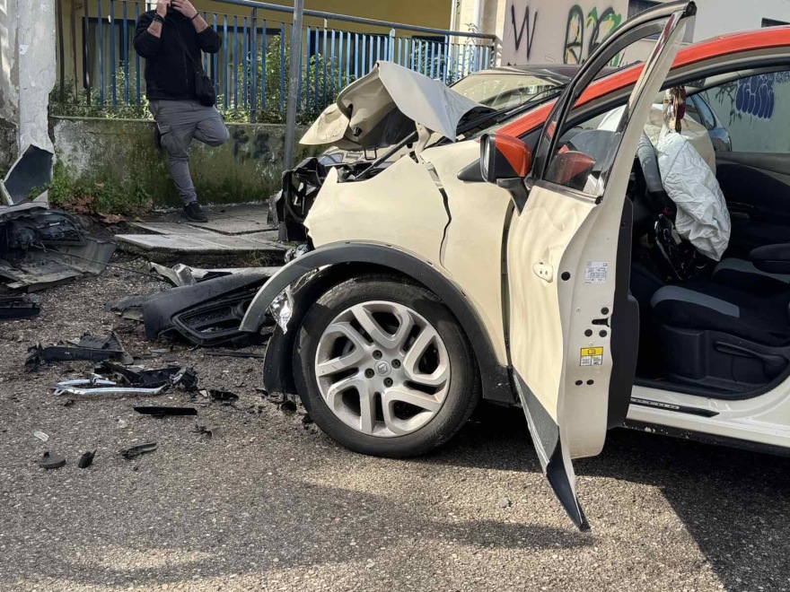 Αυτοκίνητο έπεσε πάνω σε δέντρο έξω από δημοτικό σχολείο στο Αγρίνιο, δείτε φωτογραφίες