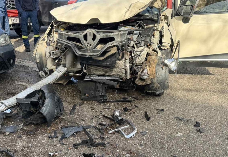 Αυτοκίνητο έπεσε πάνω σε δέντρο έξω από δημοτικό σχολείο στο Αγρίνιο, δείτε φωτογραφίες