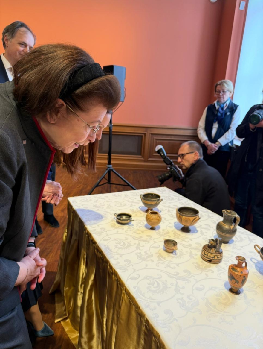 Επιστρέφουν στην Ελλάδα 9 αρχαία αγγεία από τη Βουδαπέστη, μια μακρά και απαιτητική διαδρομή ολοκληρώνεται λέει η Μενδώνη