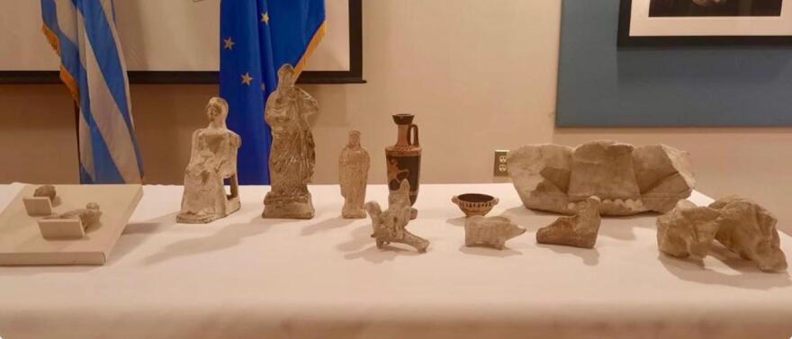 Επαναπατρίζονται 26 ελληνικές αρχαιότητες από τις ΗΠΑ, παραδόθηκαν στην Λίνα Μενδώνη στην Ουάσιγκτον
