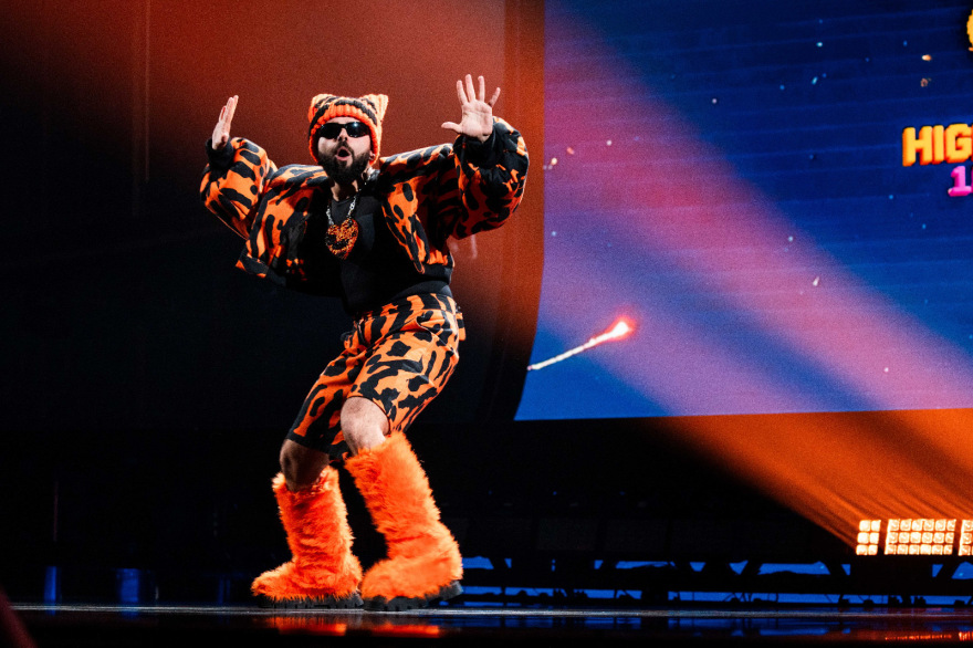 Eurovision 2026: &Omicron;&iota; &phi;&omega;&tau;&omicron;&gamma;&rho;&alpha;&phi;ί&epsilon;&sigmaf; &alpha;&pi;ό &tau;&eta;&nu; &pi;&rho;ώ&tau;&eta; &pi;&rho;ό&beta;&alpha; &tau;&omicron;&upsilon; &Alpha;&kappa;ύ&lambda;&alpha;, &mu;&epsilon; &pi;&alpha;&tau;ί&nu;&iota; &sigma;&tau;&eta; &sigma;&kappa;&eta;&nu;ή &tau;&eta;&sigmaf; &Beta;&iota;έ&nu;&nu;&eta;&sigmaf;