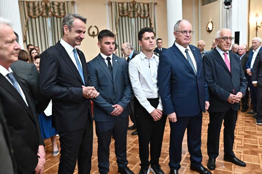 Οι αριστούχοι των Πανελλαδικών, η δασκάλα και ο πιλότος F-16 τιμητικοί προσκεκλημένοι στο Προεδρικό Μέγαρο: Δείτε φωτογραφίες