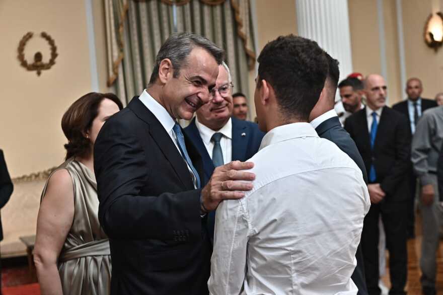 Οι αριστούχοι των Πανελλαδικών, η δασκάλα και ο πιλότος F-16 τιμητικοί προσκεκλημένοι στο Προεδρικό Μέγαρο: Δείτε φωτογραφίες