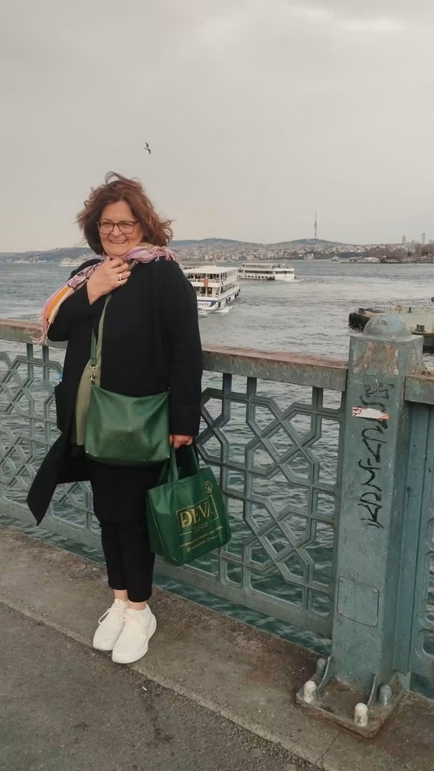 Το συγκινητικό αντίο των μαθητών του 2ου Γυμνασίου Ηλιούπολης στην διευθύντριά τους που έφυγε από τη ζωή: Έγραψαν «καλό παράδεισο» με τις τσάντες τους