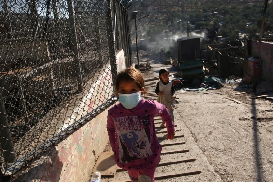 Υπό έλεγχο οι εστίες φωτιάς στη Μόρια - Κάηκε ό,τι είχε απομείνει - Δείτε βίντεο