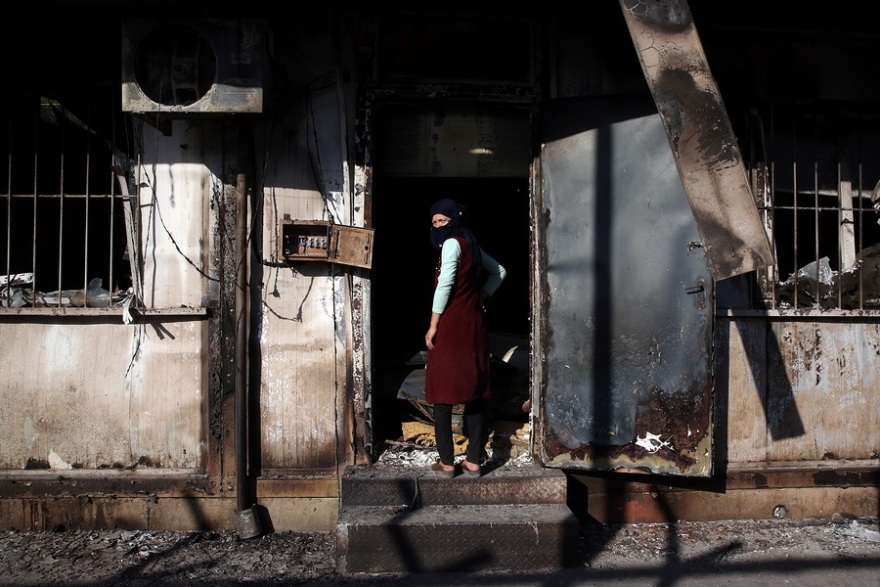 Υπό έλεγχο οι εστίες φωτιάς στη Μόρια - Κάηκε ό,τι είχε απομείνει - Δείτε βίντεο