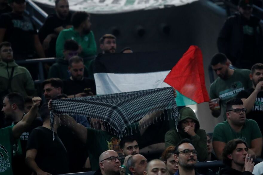 Παναθηναϊκός - Μακάμπι: Σημαίες και πανό για την Παλαιστίνη στο ΟΑΚΑ