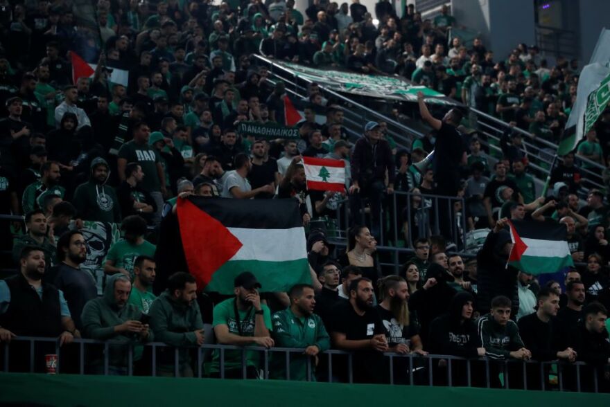 Παναθηναϊκός - Μακάμπι: Σημαίες και πανό για την Παλαιστίνη στο ΟΑΚΑ