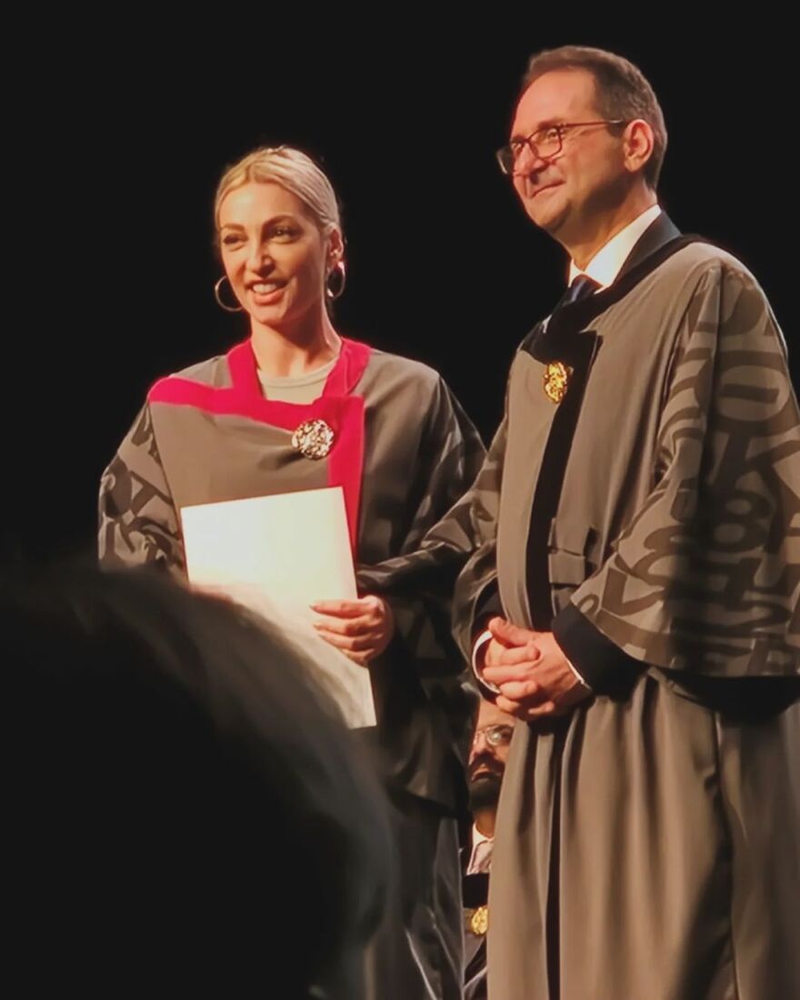 Βανέσσα Αδαμοπούλου: Ορκίστηκε για το μεταπτυχιακό της - Μια διαδρομή απελευθερωτική και σπουδαία, γράφει