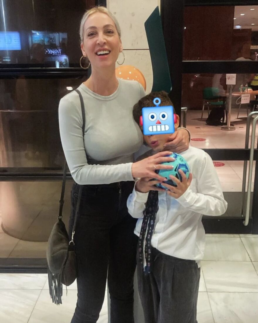 Βανέσσα Αδαμοπούλου: Ορκίστηκε για το μεταπτυχιακό της - Μια διαδρομή απελευθερωτική και σπουδαία, γράφει