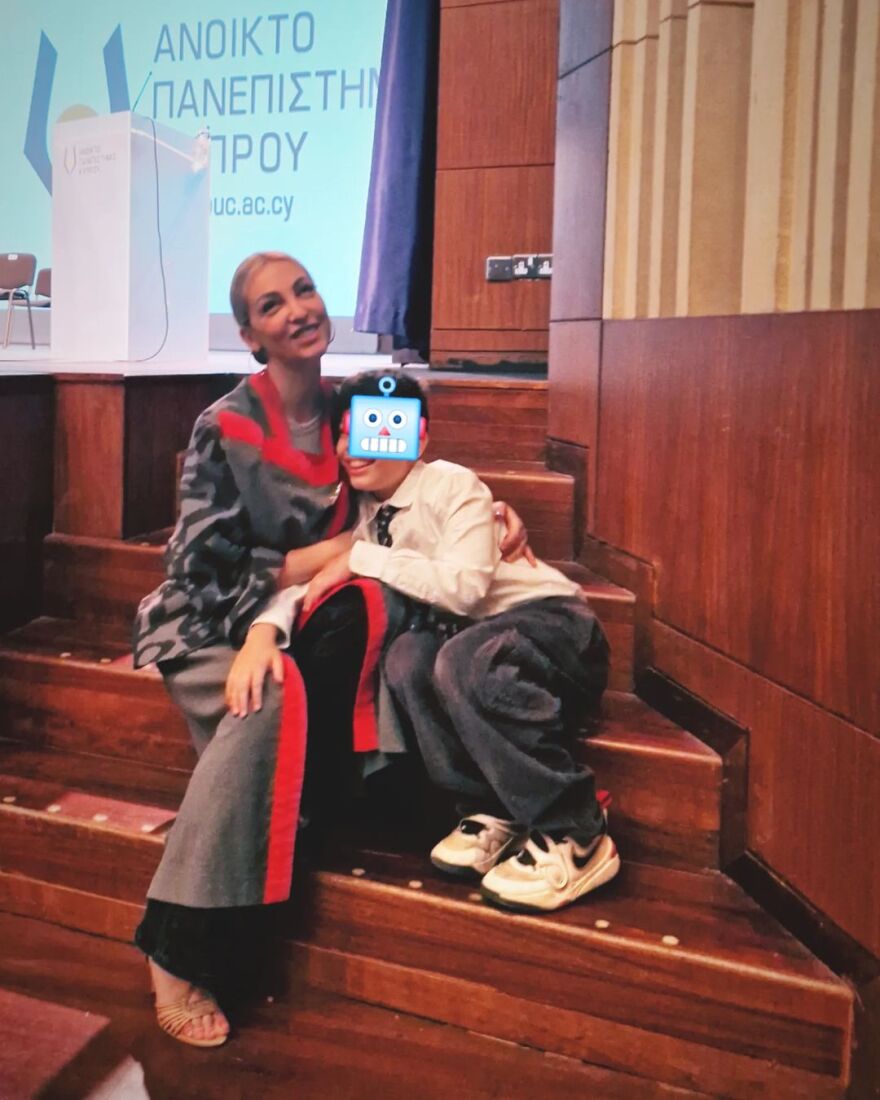 Βανέσσα Αδαμοπούλου: Ορκίστηκε για το μεταπτυχιακό της - Μια διαδρομή απελευθερωτική και σπουδαία, γράφει