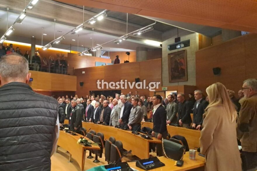 Γιάννης Μπουτάρης: Λευκά τριαντάφυλλα και ενός λεπτού σιγή στο Δημοτικό Συμβούλιο Θεσσαλονίκης 