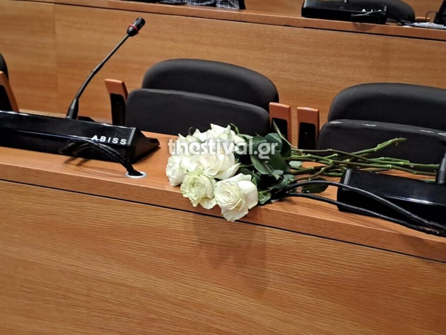 Γιάννης Μπουτάρης: Λευκά τριαντάφυλλα και ενός λεπτού σιγή στο Δημοτικό Συμβούλιο Θεσσαλονίκης 