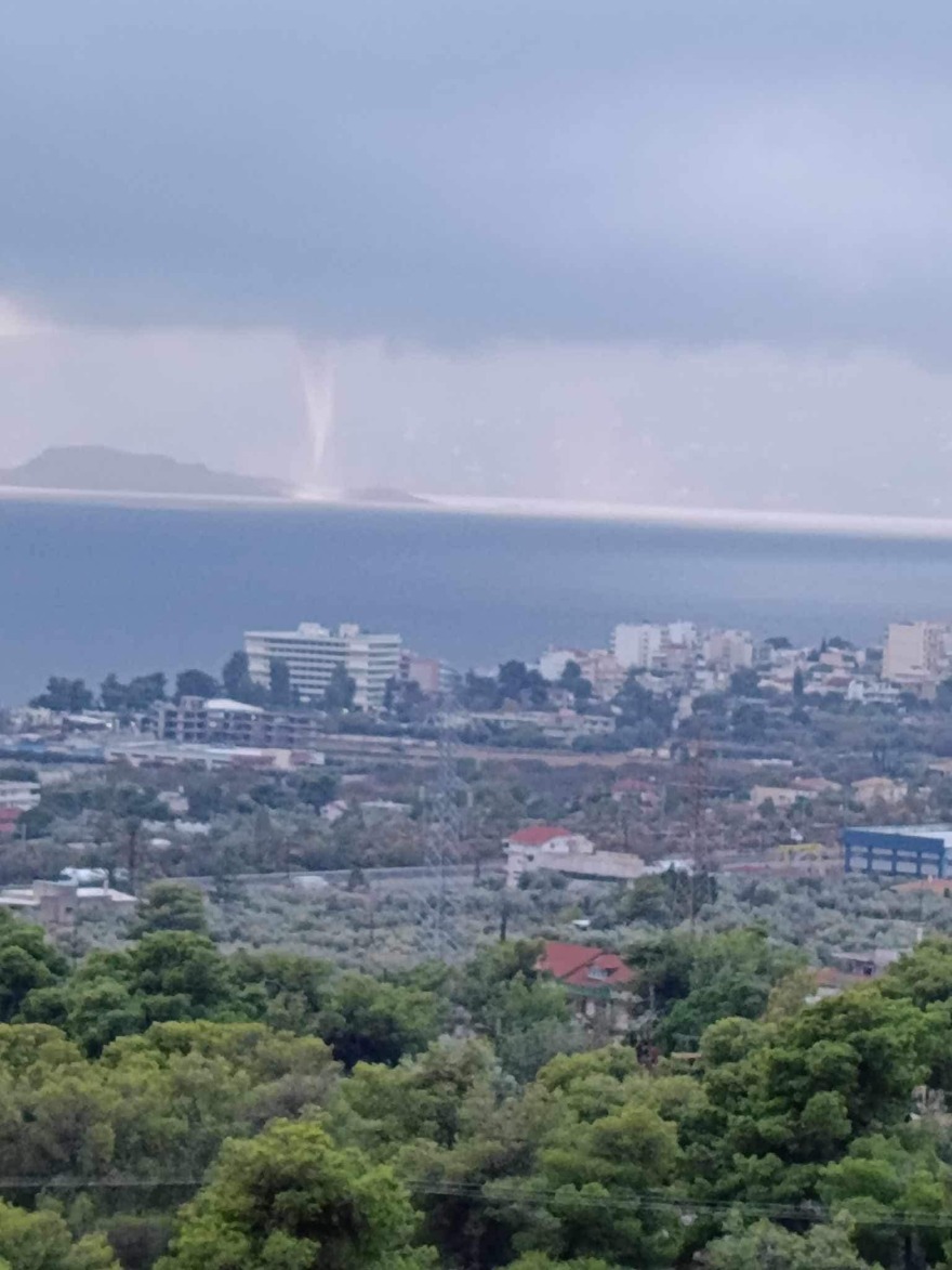 Άγιοι Θεόδωροι: Σχηματίστηκε υδροστρόβιλος στον Σαρωνικό - Δείτε φωτογραφίες και βίντεο