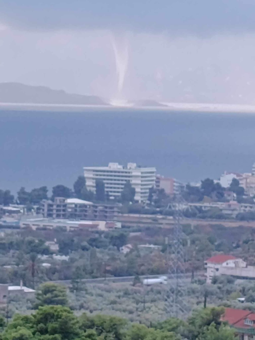 Άγιοι Θεόδωροι: Σχηματίστηκε υδροστρόβιλος στον Σαρωνικό - Δείτε φωτογραφίες και βίντεο