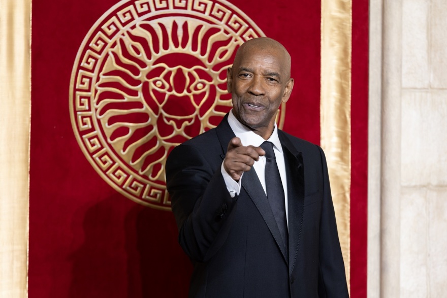 Ντένζελ Ουάσινγκτον: H αμήχανη συνάντηση με τον βασιλιά Κάρολο - «Δεν ήξερα αν έπρεπε να σας πιάσω το χέρι ή όχι»