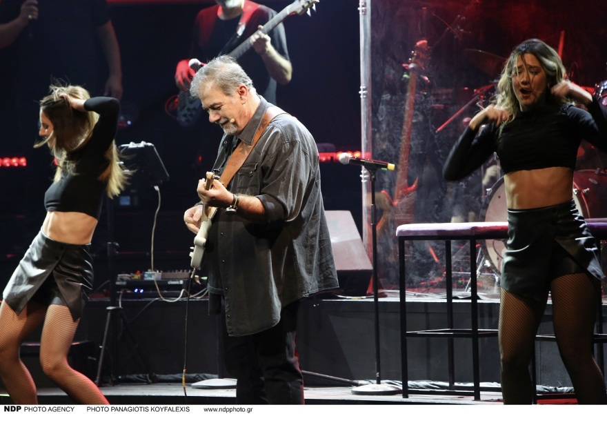 Ο Δημήτρης Σταρόβας πρώτη φορά σε παράσταση μετά το εγκεφαλικό που υπέστη - Δείτε βίντεο και φωτογραφίες