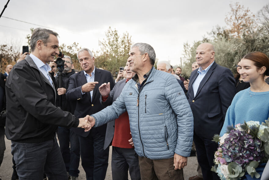 Επίσκεψη Μητσοτάκη σε φυτώρια στο Καπανδρίτι: Στήριξη των θερμοκηπιακών καλλιεργειών με 150 εκατ. ευρώ