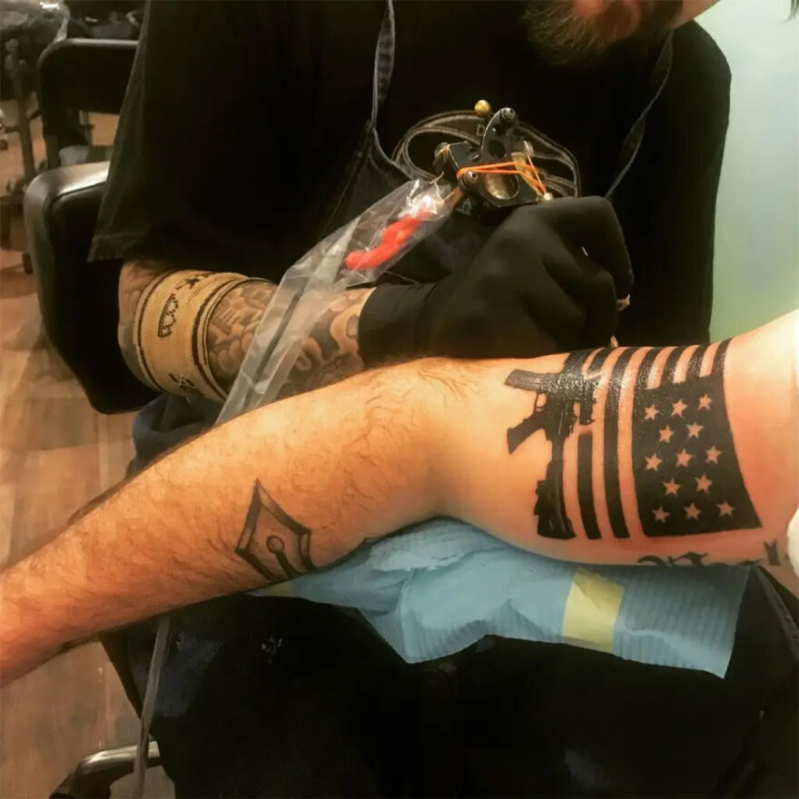 Πιτ Χέγκσεθ: Τα τατουάζ του εκλεκτού του Τραμπ για το υπουργείο Άμυνας - Σύμβολα Σταυροφόρων και... ελληνικά γράμματα