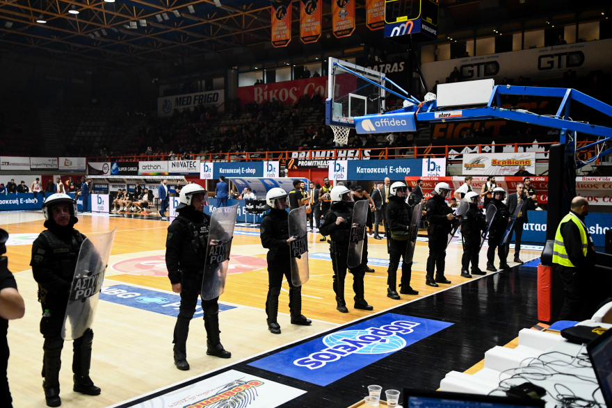 Προμηθέας - ΑΕΚ: Εκκενώθηκε η εξέδρα των οπαδών της Ένωσης και συνεχίστηκε το παιχνίδι 